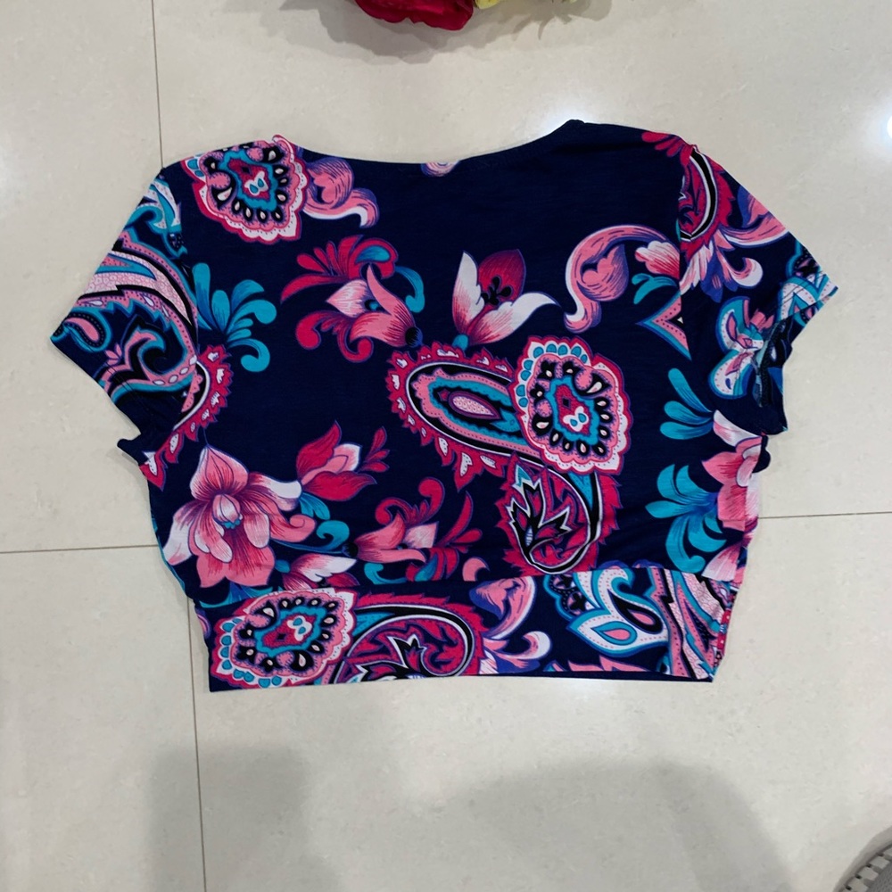 Cute cropped top! - Picture 4 of 5